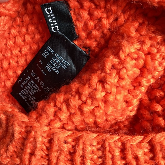 H&M Divided Orange Knit Barrette Hat - Picture 3 of 3